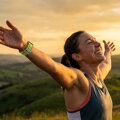 Cubenest Prémiový sportovní řemínek na Garmin Watch QuickFit 22 mm žluto-šedý