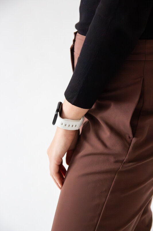 Cubenest Prémiový sportovní řemínek na Apple Watch bílý