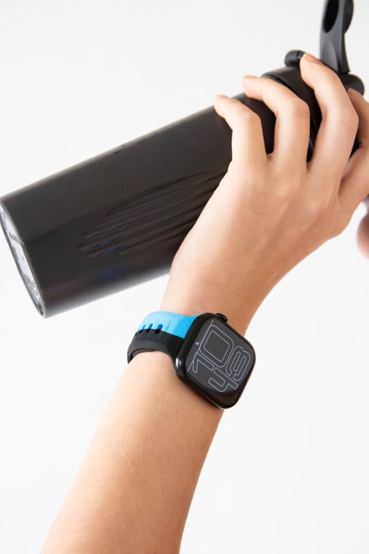 Cubenest Prémiový sportovní řemínek na Apple Watch černo-modrý